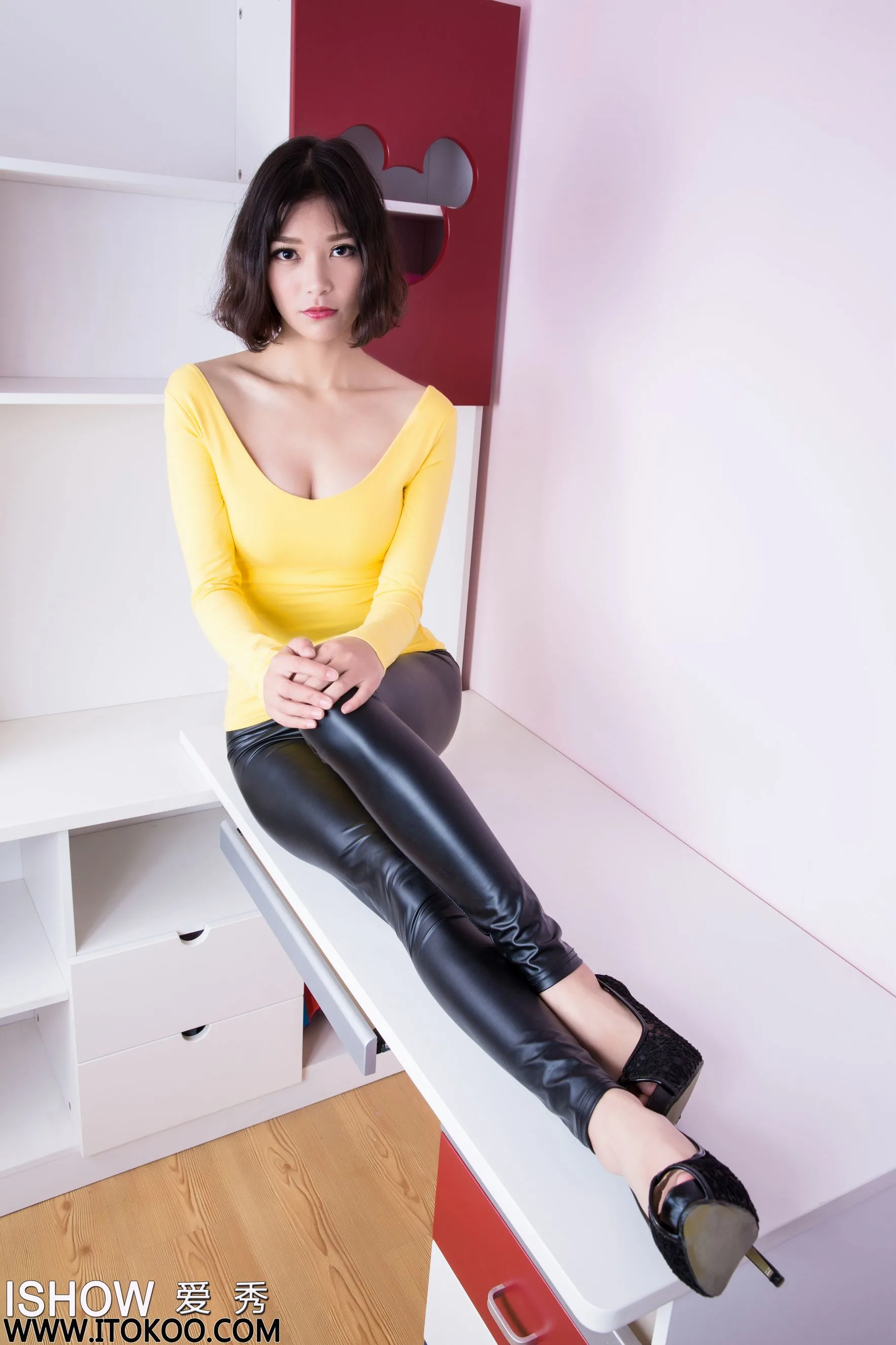 [ISHOW] Số 019 Yu Feifei Faye - Bộ ảnh với quần da dài và giày cao gót - 10